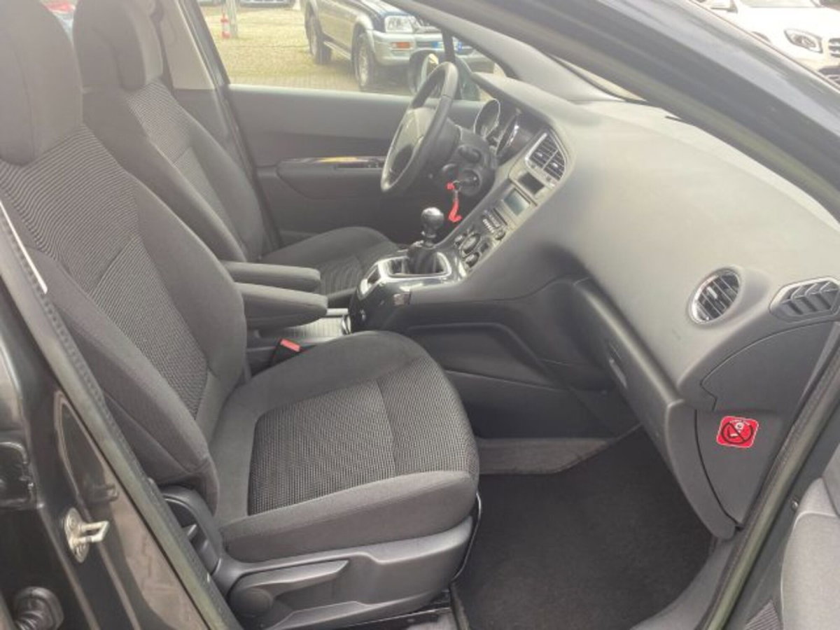 Peugeot 5008 1.6 HDi 115CV Business (8)