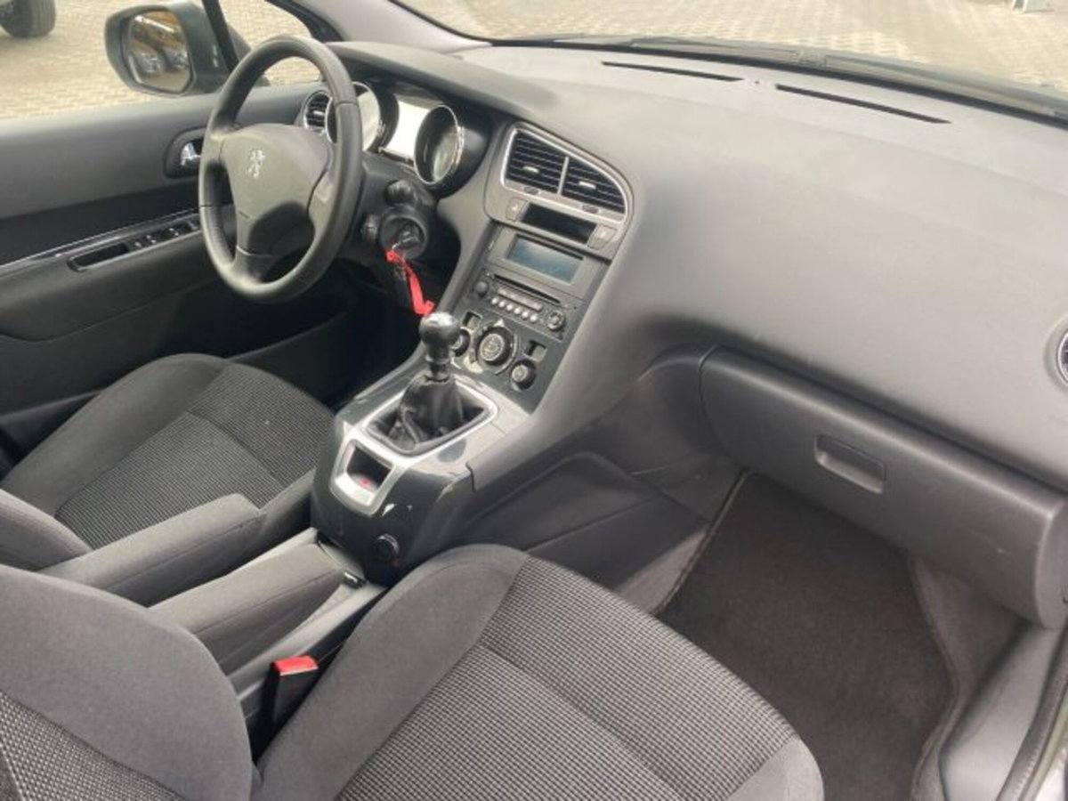 Peugeot 5008 1.6 HDi 115CV Business (9)
