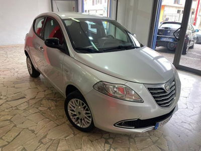 Lancia Ypsilon 0.9 TwinAir 85 CV 5 porte Metano Ecochic Silver usata