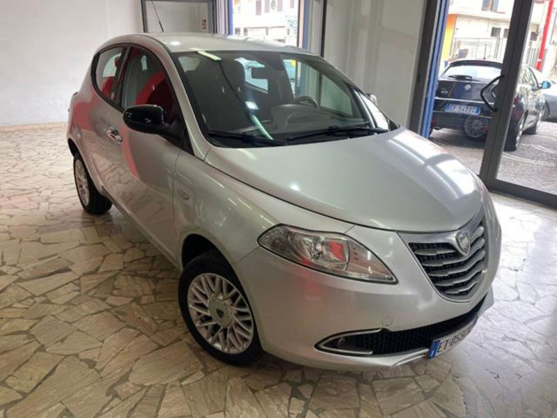 Lancia Ypsilon 0.9 TwinAir 85 CV 5 porte Metano Ecochic Silver