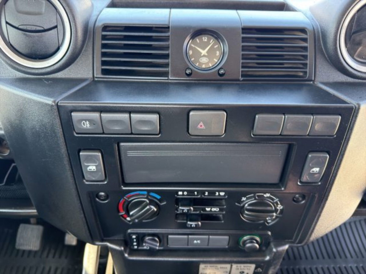 Land Rover Defender 110 2.2 TD4 CrewCab (13)
