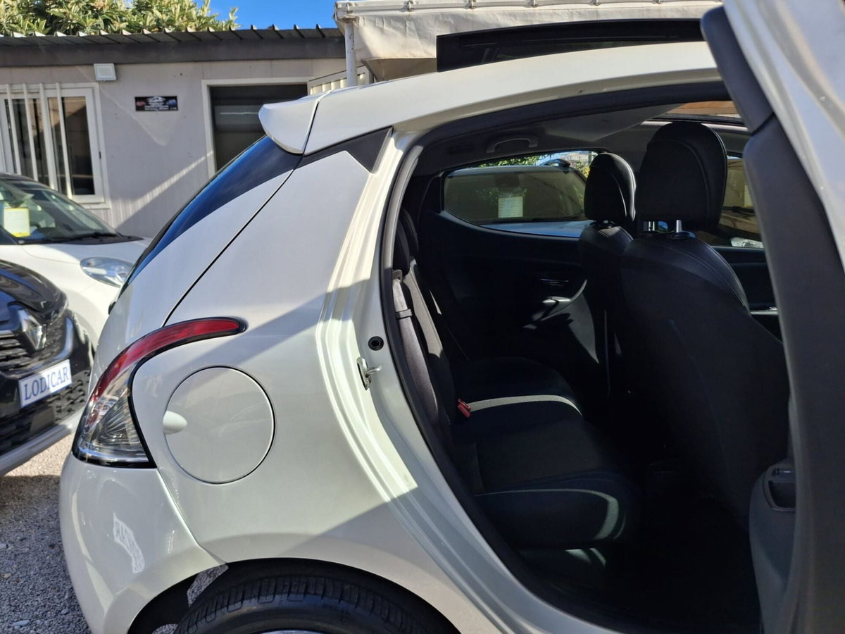 Lancia Ypsilon 1.3 MJT 16V 95 CV 5 porte S&S Platinum (17)