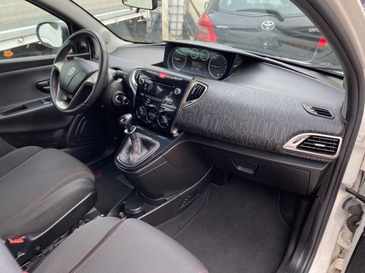 Lancia Ypsilon 1.2 69 CV 5 porte Elefantino (16)
