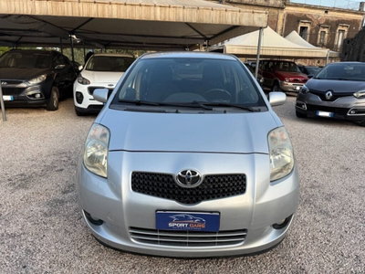 Toyota Yaris 1.D-4D 5 porte Sol (2)