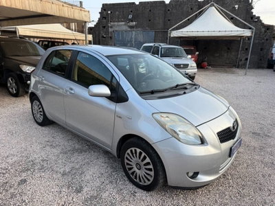 Toyota Yaris 1.D-4D 5 porte Sol (3)