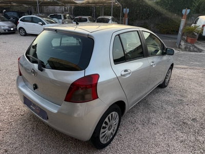 Toyota Yaris 1.D-4D 5 porte Sol (4)