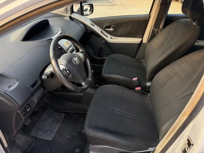 Toyota Yaris 1.D-4D 5 porte Sol (8)