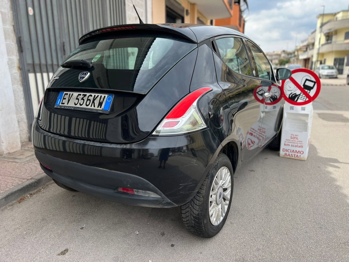 Lancia Ypsilon 0.9 TwinAir 85 CV 5 porte Metano Ecochic Elle (4)