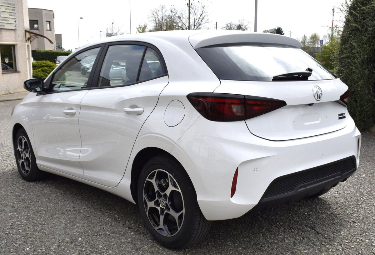 Mg MG3 1.5 hybrid+ Comfort auto (8)