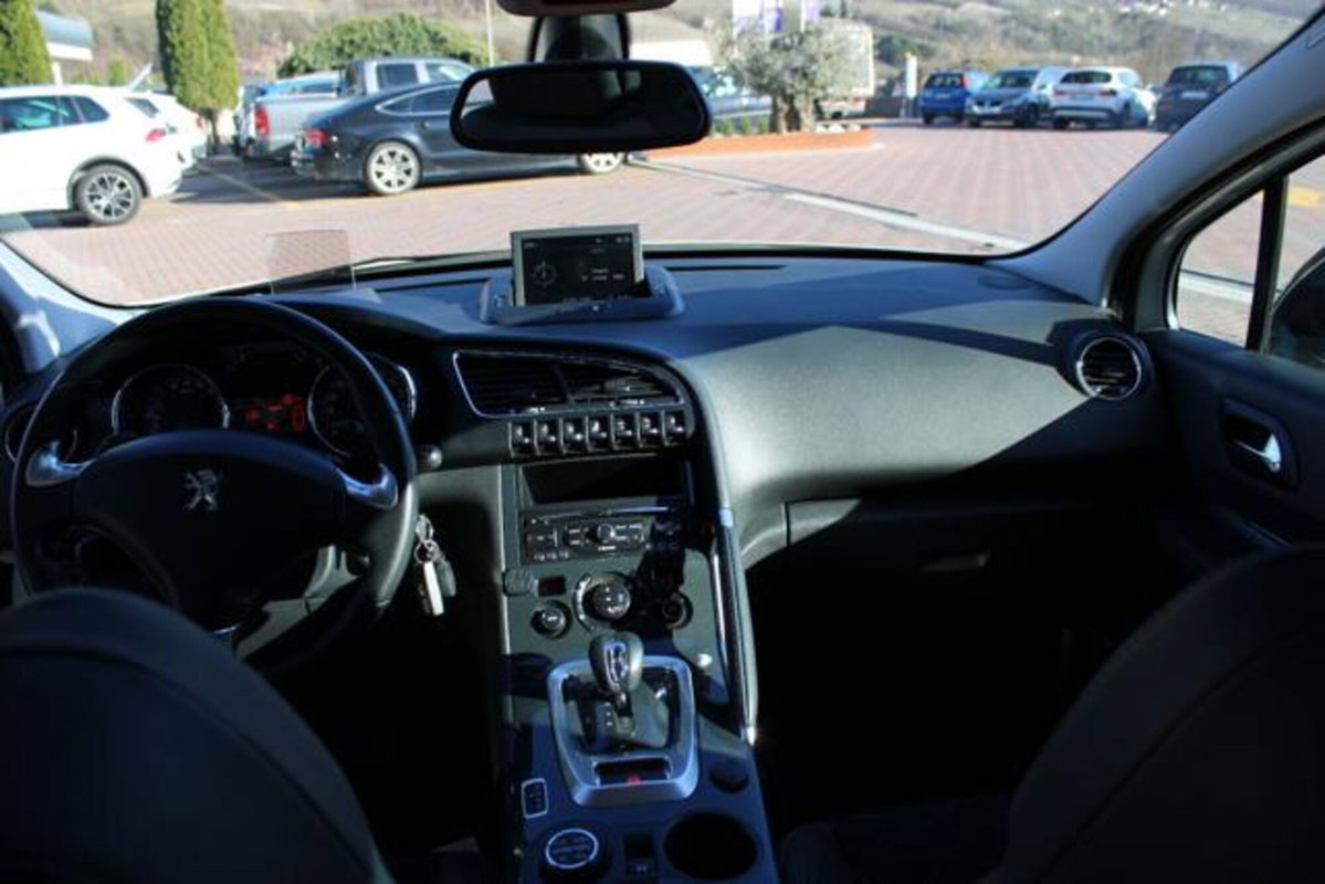 Peugeot 3008 HYbrid4 (14)