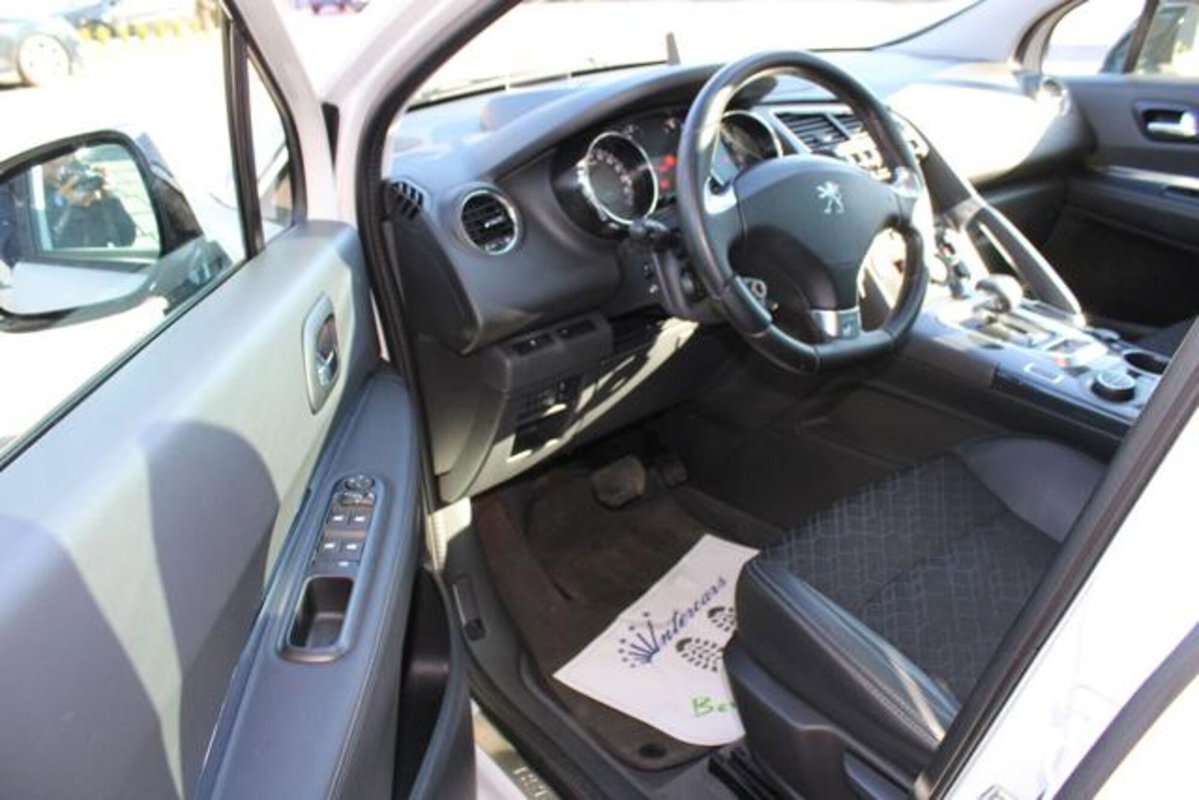 Peugeot 3008 HYbrid4 (8)