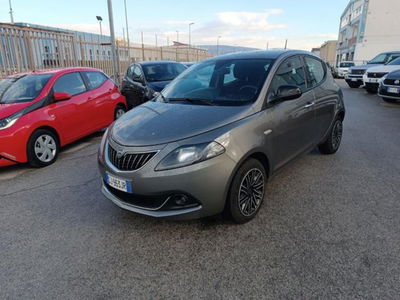 Lancia Ypsilon 1.0 FireFly 5 porte S&S Hybrid Ecochic Silver usata