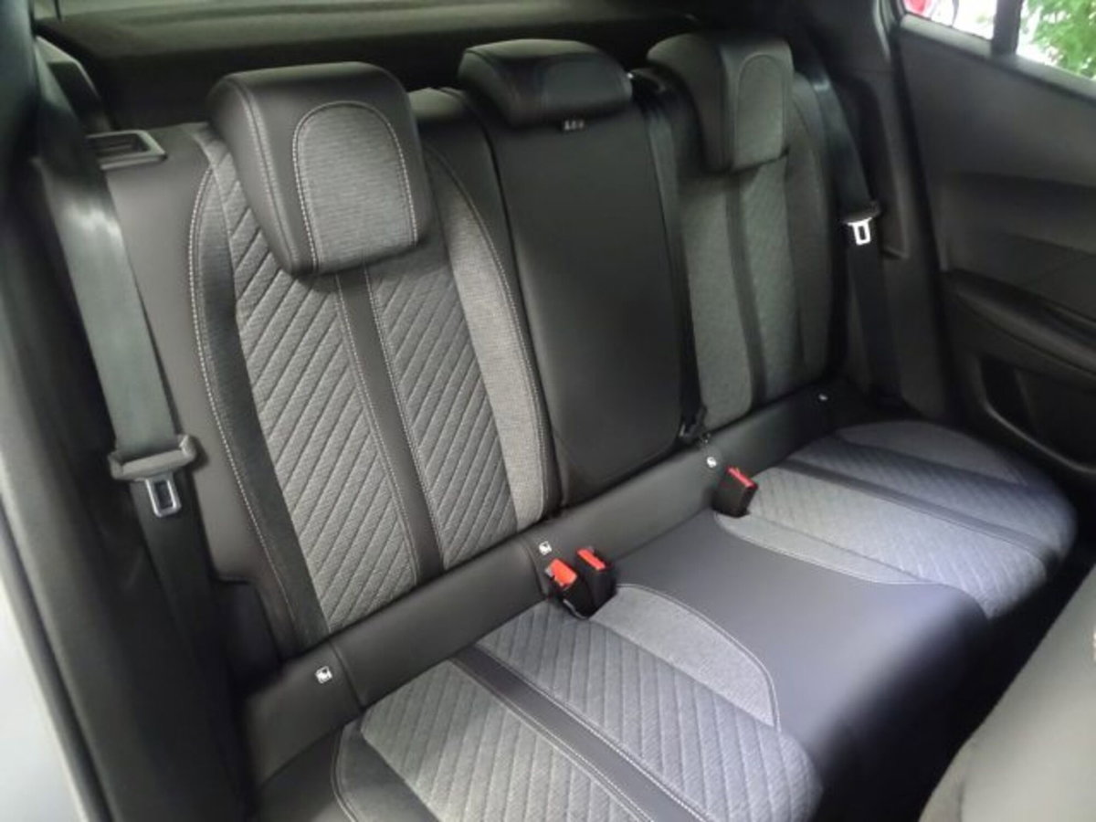 Peugeot 2008 PureTech 100 S&S Allure (14)