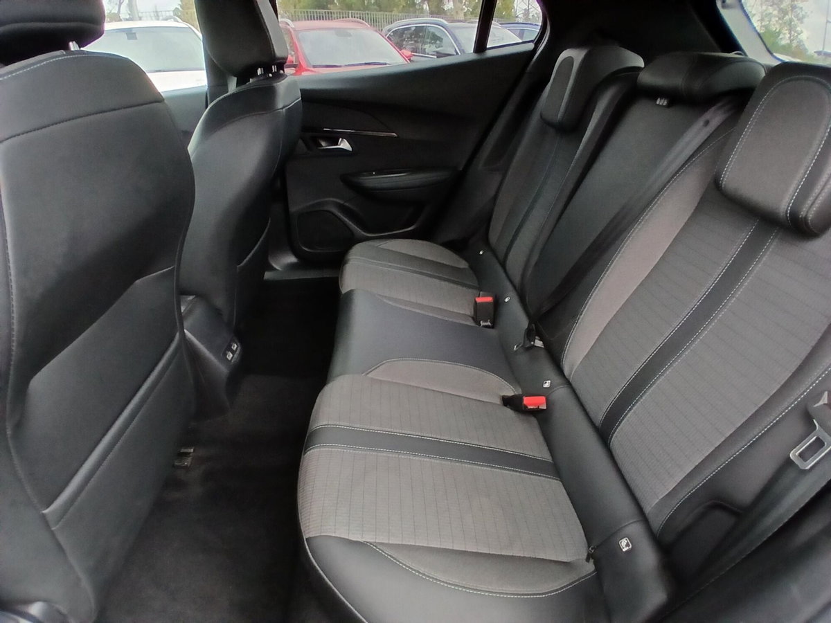 Peugeot 2008 PureTech 100 S&S Allure (18)