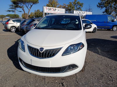 Lancia Ypsilon 1.0 FireFly 5 porte S&S Hybrid Ecochic Silver usata