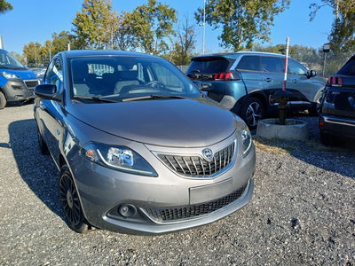 Lancia Ypsilon 1.0 FireFly 5 porte S&S Hybrid Ecochic Silver usata