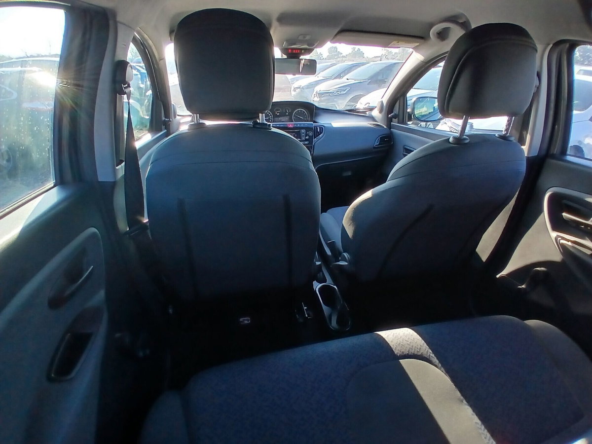 Lancia Ypsilon 1.0 FireFly 5 porte S&S Hybrid Ecochic Silver (13)