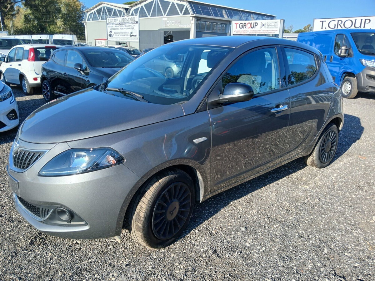 Lancia Ypsilon 1.0 FireFly 5 porte S&S Hybrid Ecochic Silver (2)
