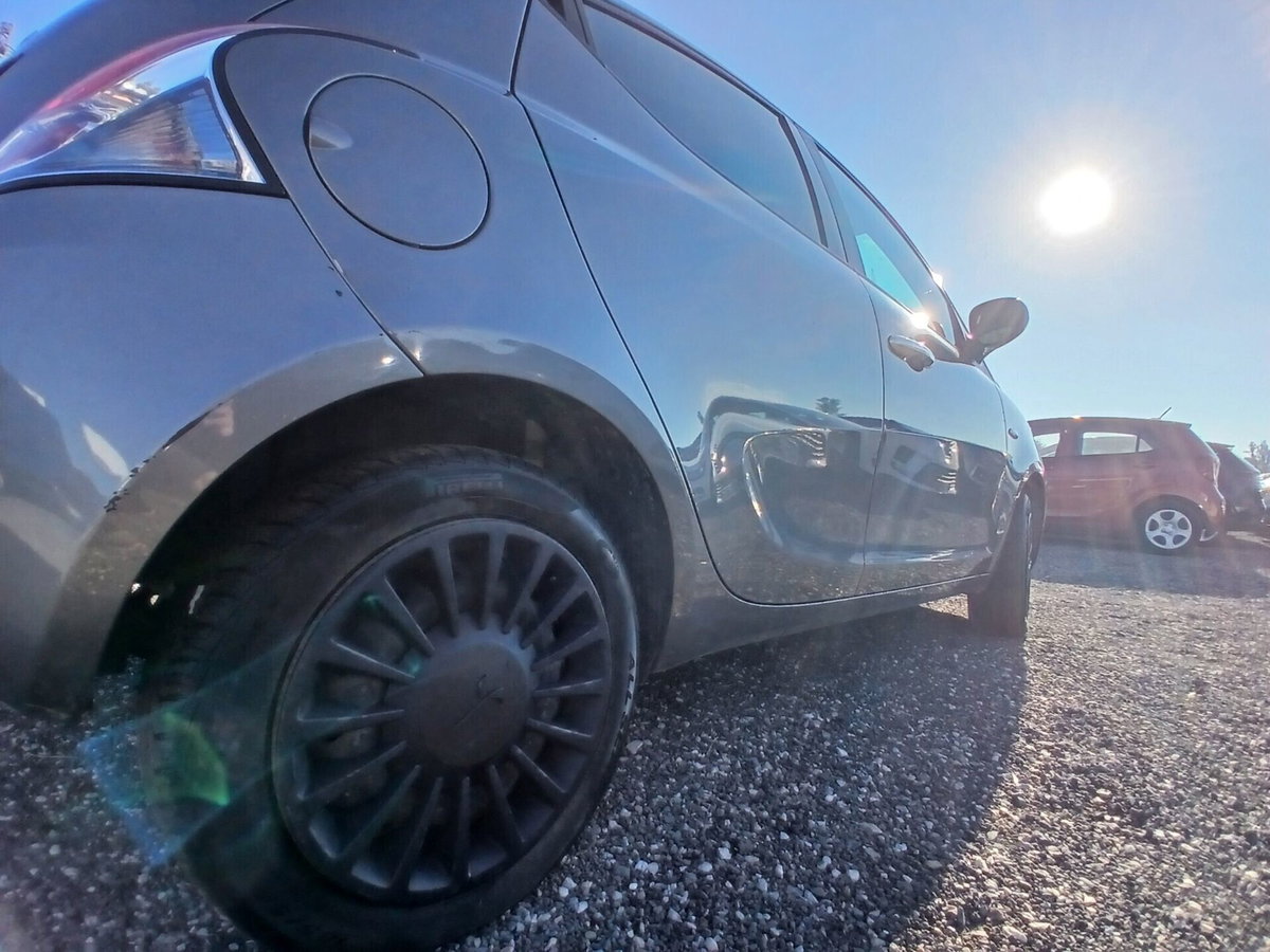 Lancia Ypsilon 1.0 FireFly 5 porte S&S Hybrid Ecochic Silver (8)