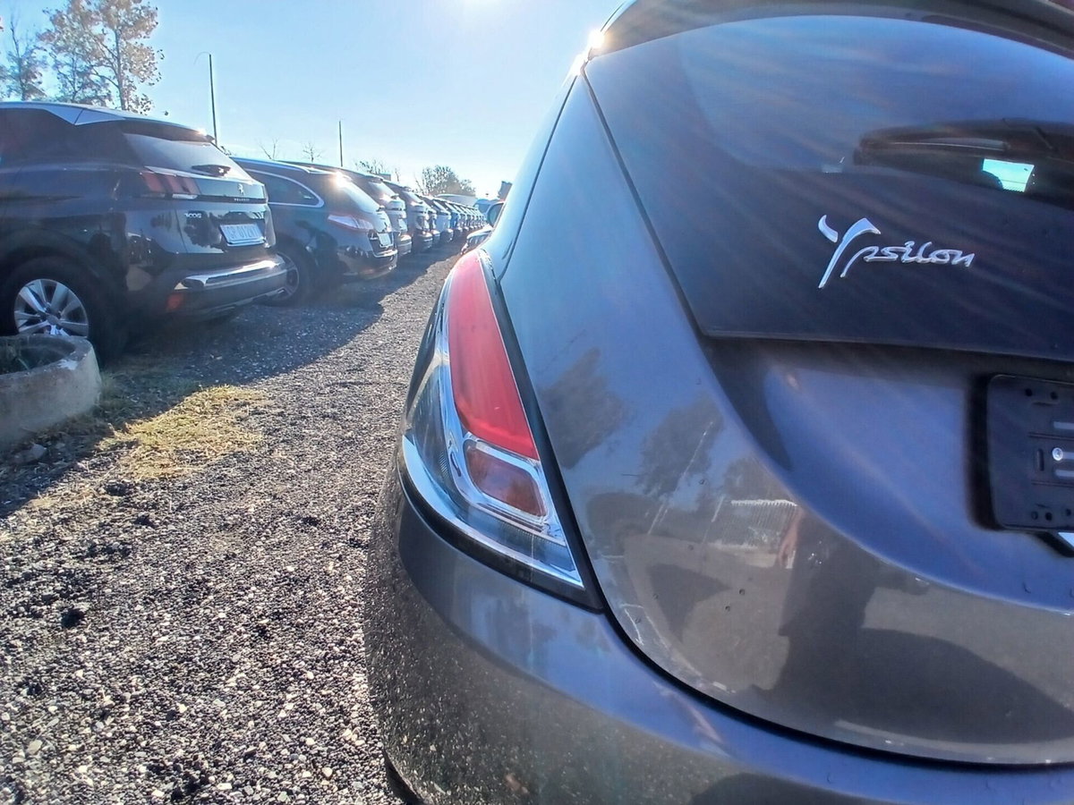Lancia Ypsilon 1.0 FireFly 5 porte S&S Hybrid Ecochic Silver (9)