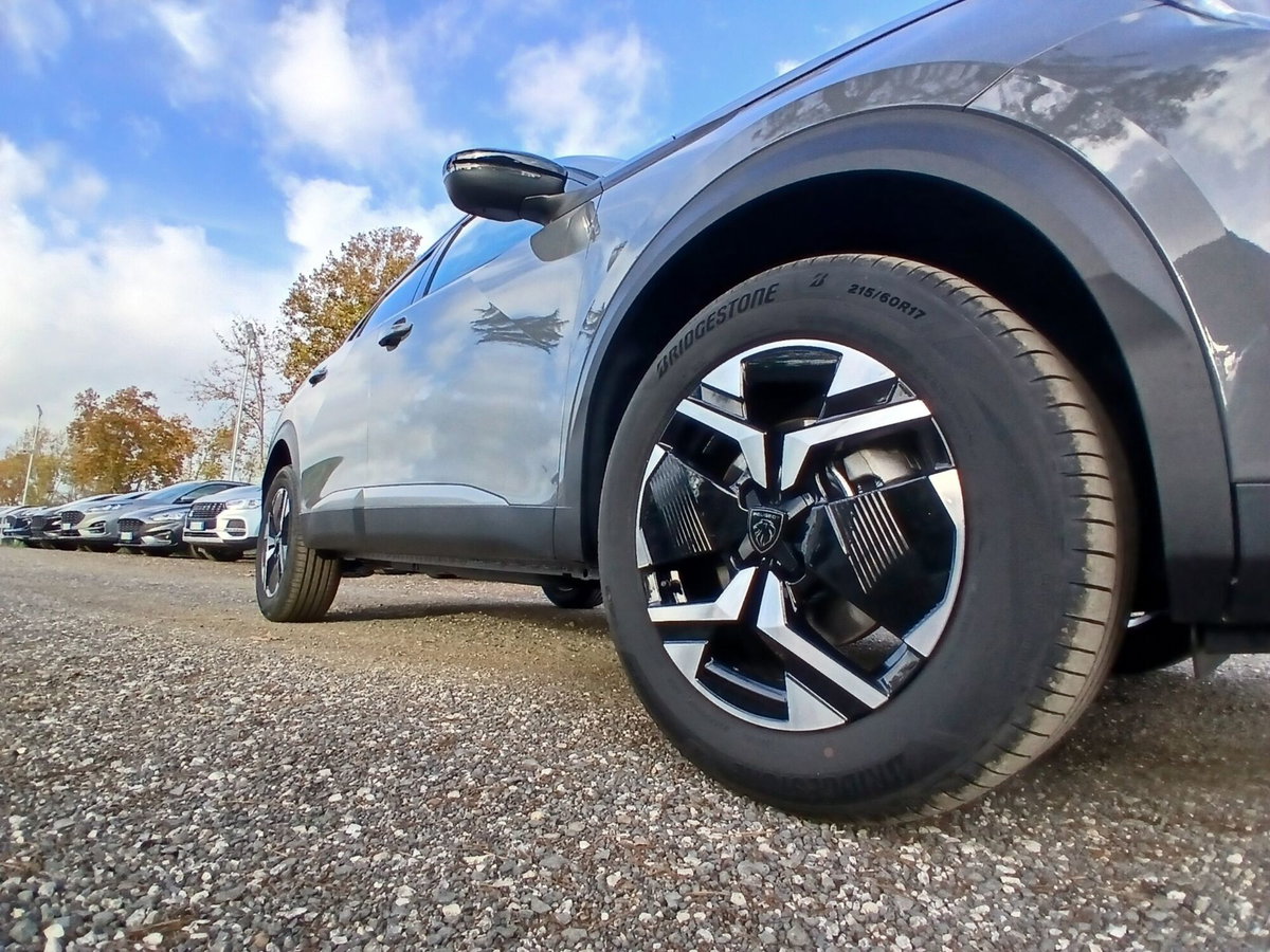 Peugeot 2008 1.2 hybrid Allure 145cv e-dcs6 (12)