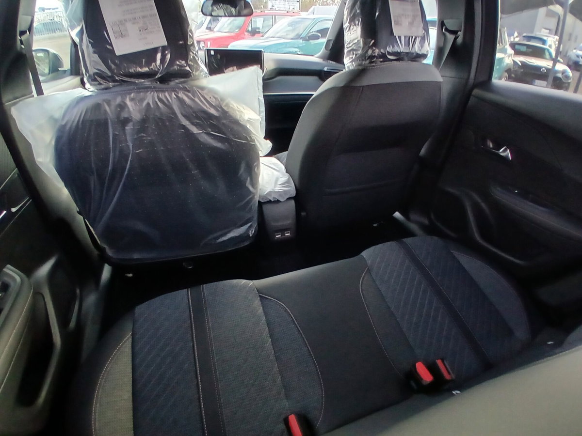 Peugeot 2008 1.2 hybrid Allure 145cv e-dcs6 (18)