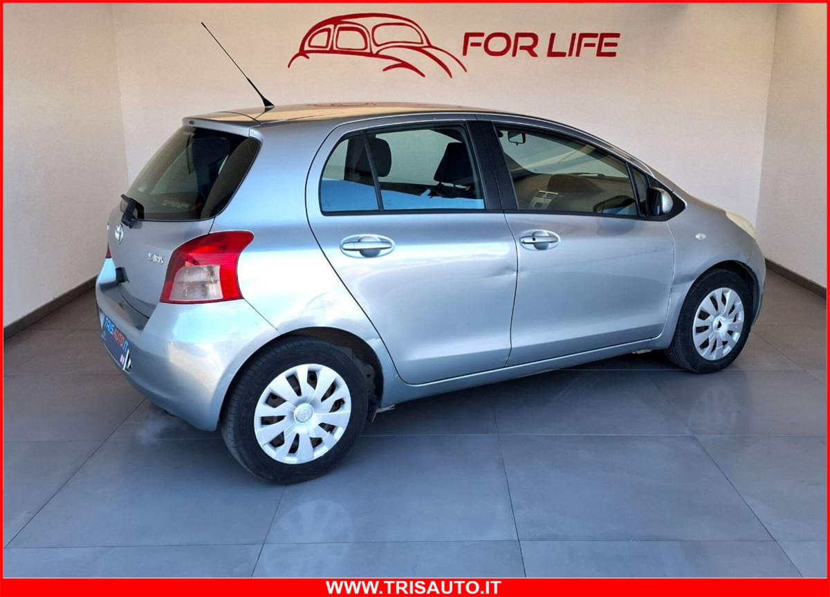 Toyota Yaris 1.3i 16V cat Sol (4)