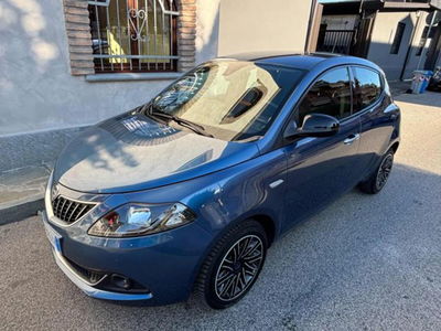 Lancia Ypsilon 1.0 FireFly 5 porte S&S Hybrid Ecochic Silver usata