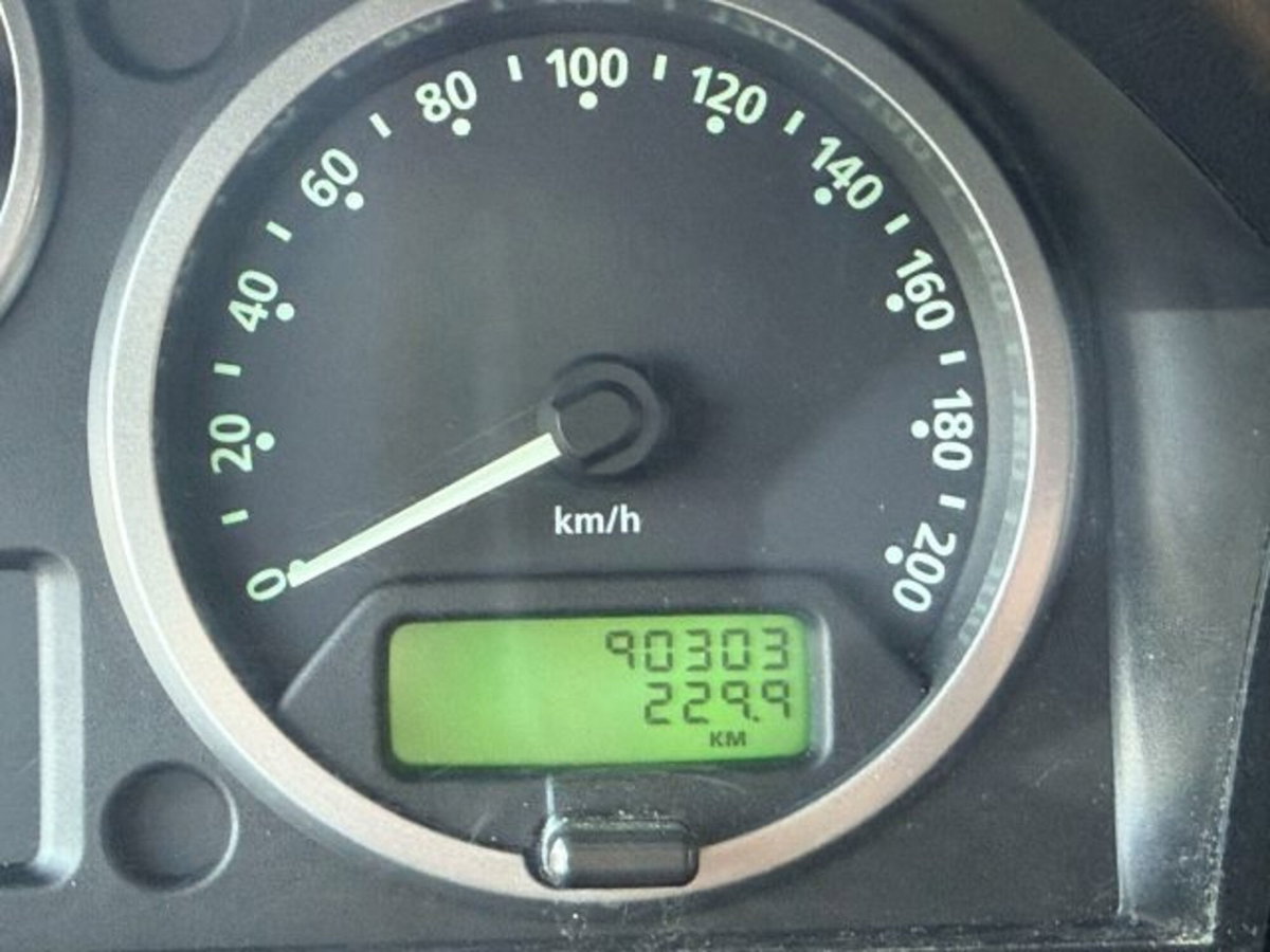 Land Rover Defender 90 2.2 TD4 Station Wagon N1 (10)