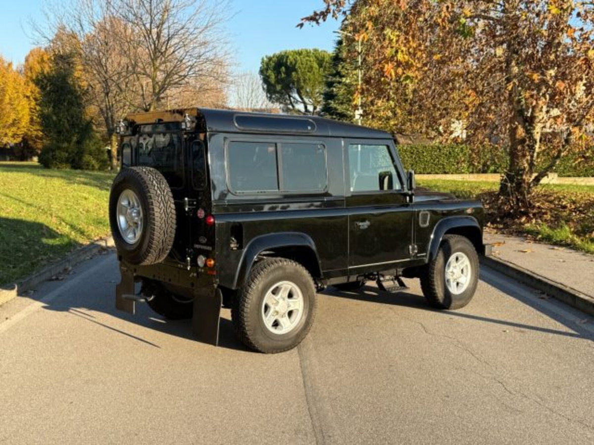 Land Rover Defender 90 2.2 TD4 Station Wagon N1 (17)