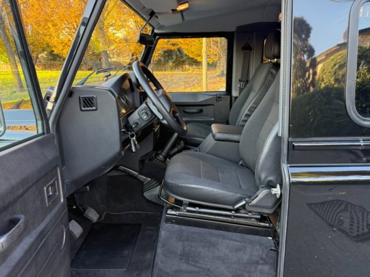 Land Rover Defender 90 2.2 TD4 Station Wagon N1 (5)