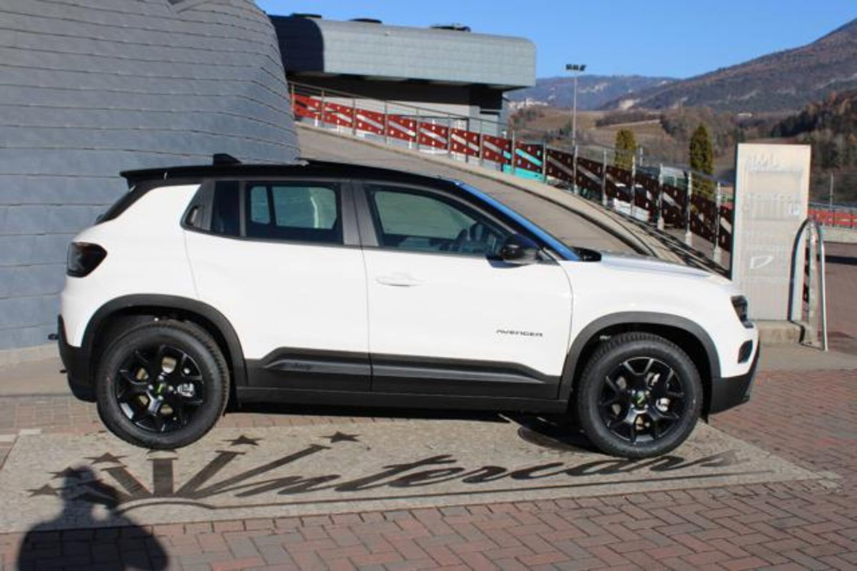 Jeep Avenger 1.2 turbo e-hybrid mhev Upland 4xe 145cv edct6 (8)
