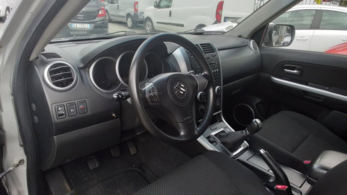 Suzuki Grand Vitara 1.9 DDiS 5 porte Crossover (4)