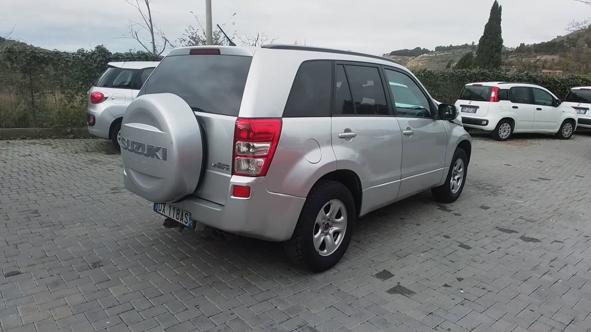 Suzuki Grand Vitara 1.9 DDiS 5 porte Crossover (8)