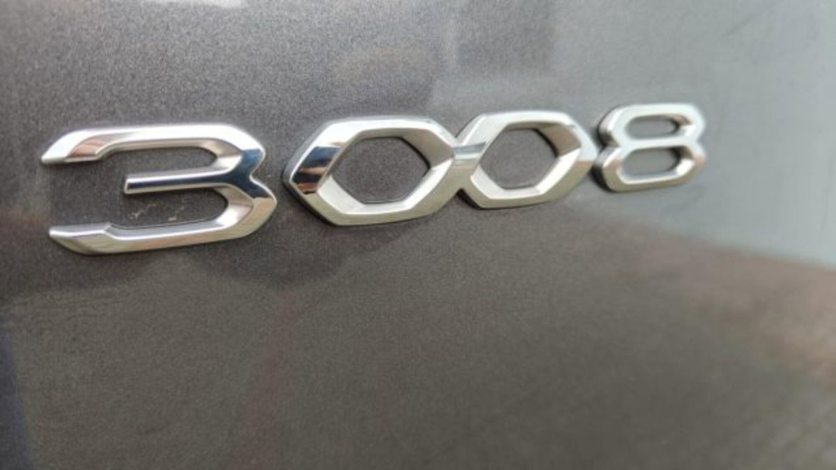 Peugeot 3008 PureTech Turbo 130 S&S GT (9)