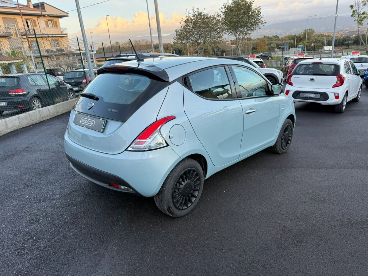 Lancia Ypsilon 1.0 FireFly 5 porte S&S Hybrid Alberta Ferretti (2)