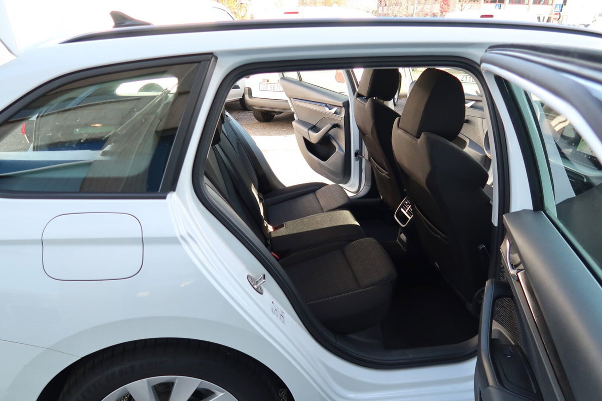 Skoda Octavia Station Wagon 2.0 tdi Selection 150cv dsg (12)