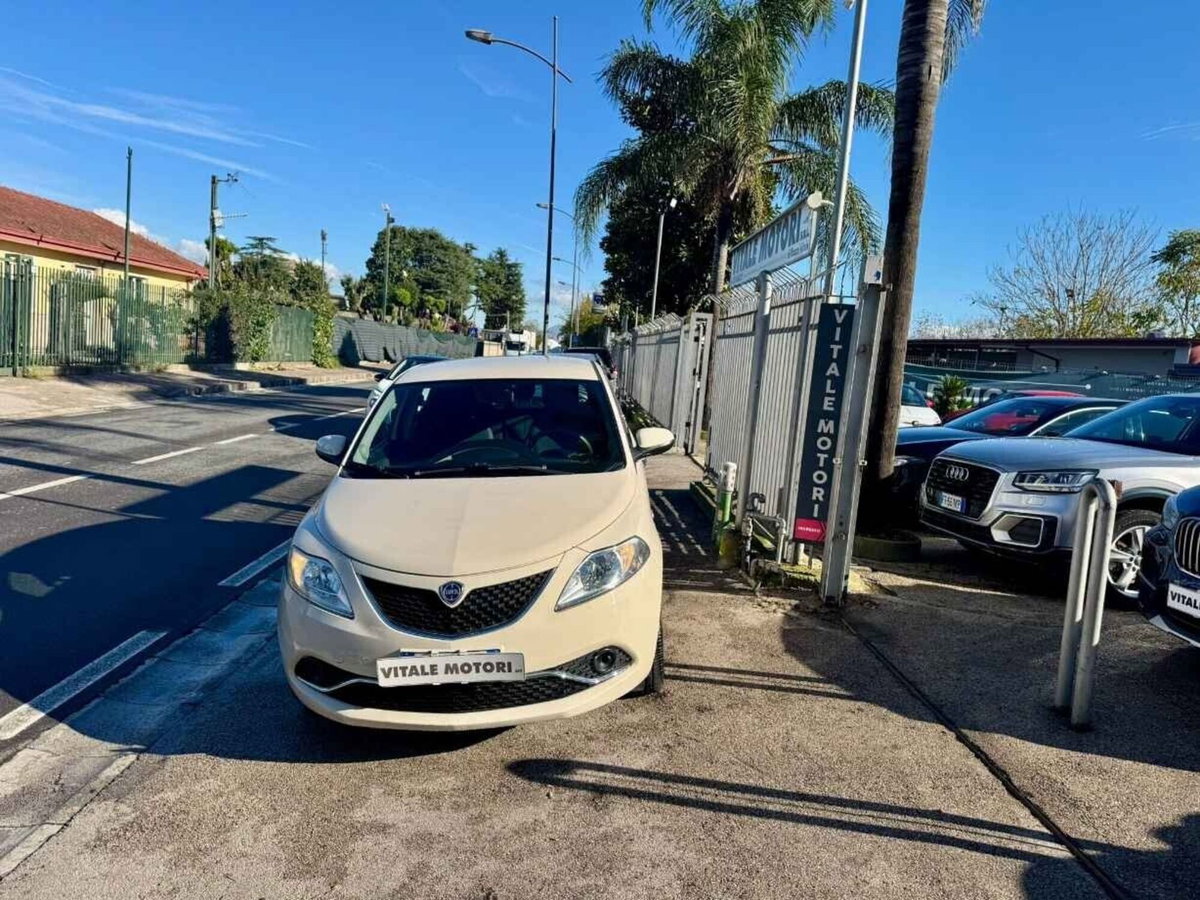 Lancia Ypsilon 1.2 69 CV 5 porte GPL Ecochic Gold (2)