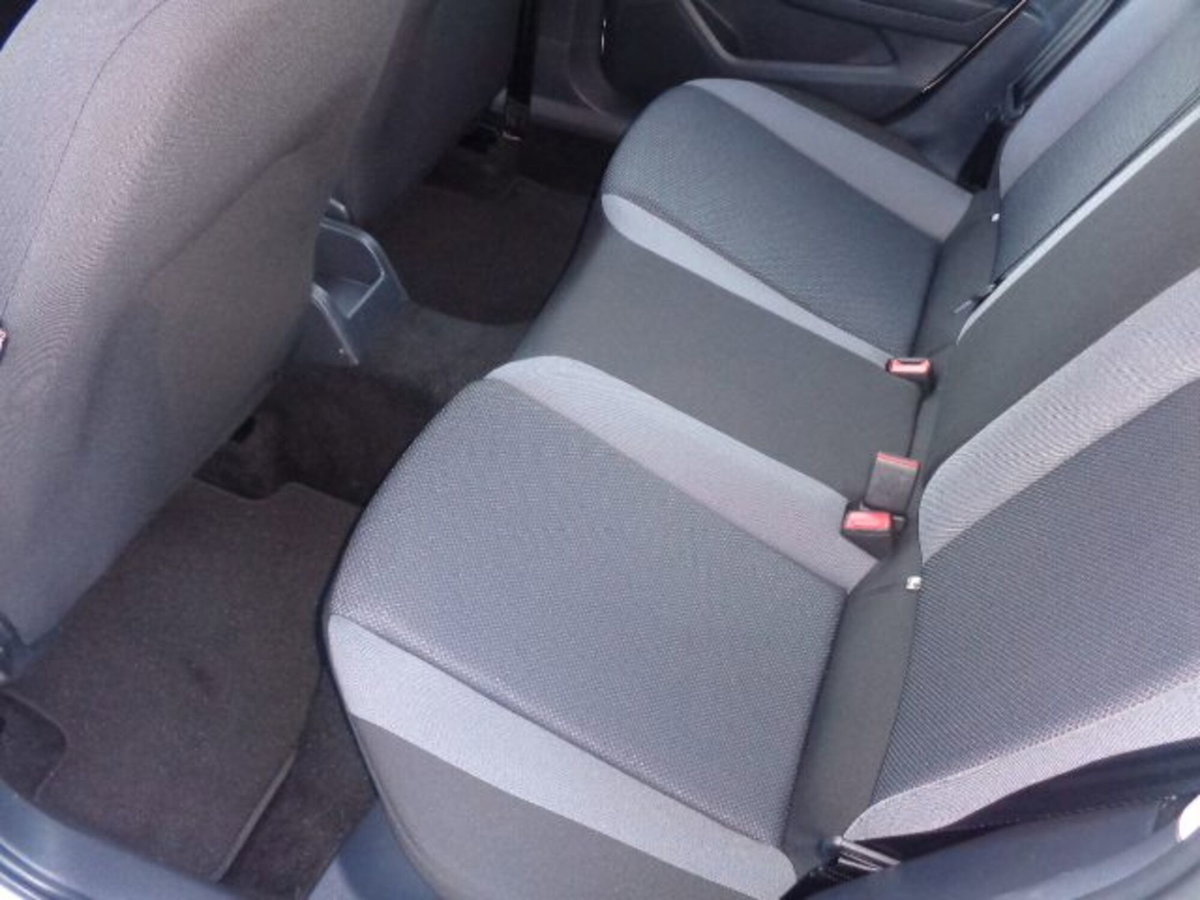 SEAT Ibiza 1.0 TGI 5 porte Business (10)