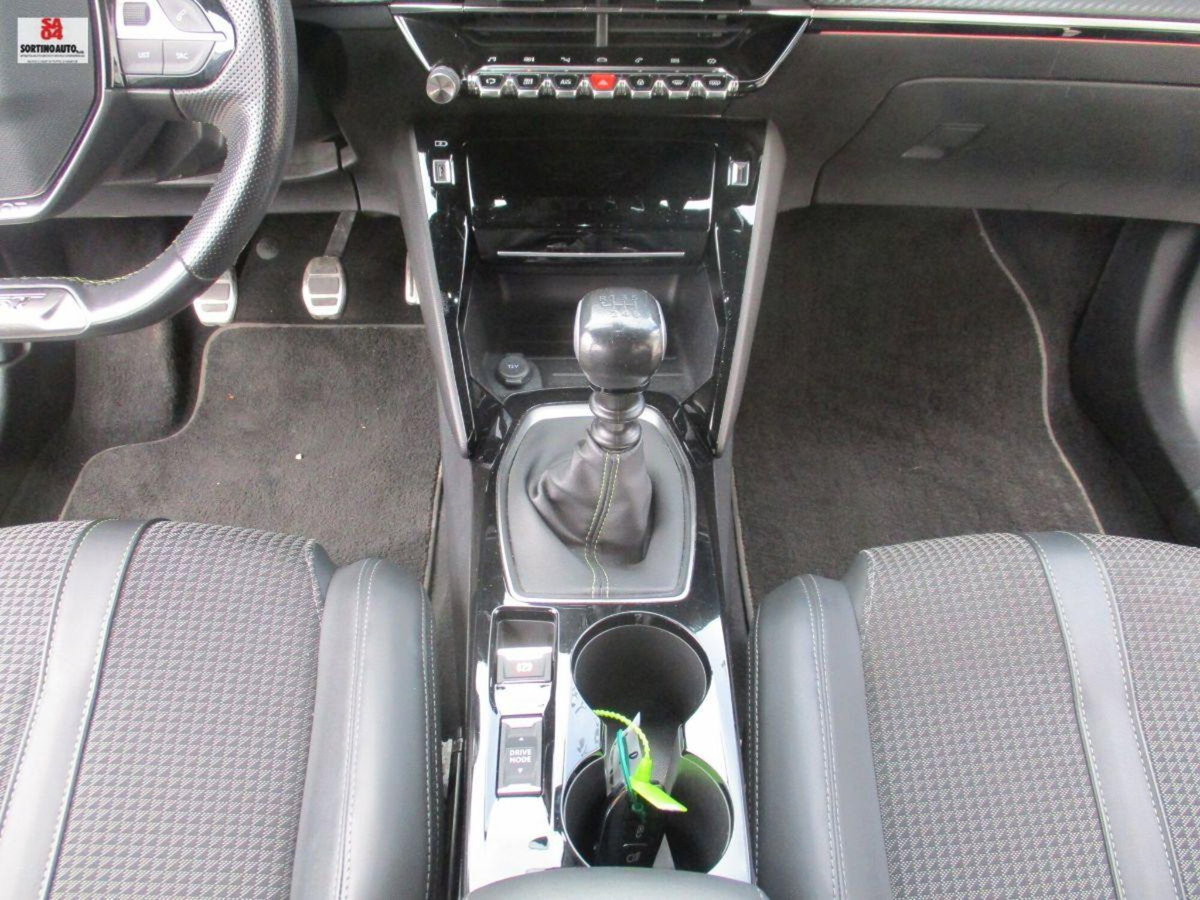 Peugeot 2008 PureTech 130 S&S GT (13)
