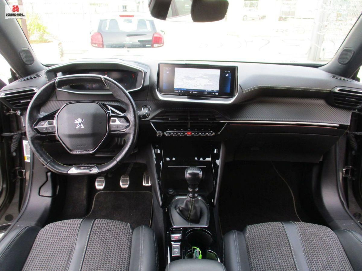 Peugeot 2008 PureTech 130 S&S GT (8)