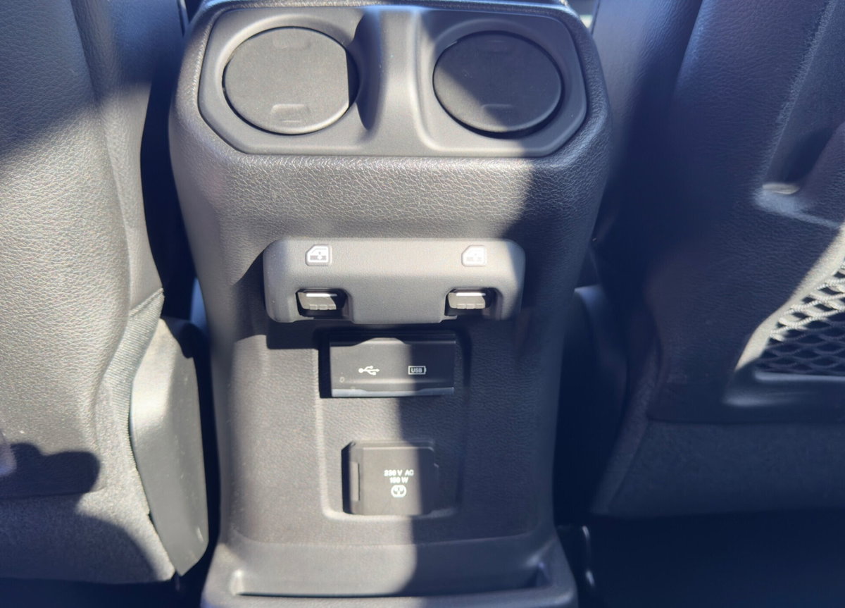 Jeep Wrangler Unlimited 2.0 Turbo Sahara (10)