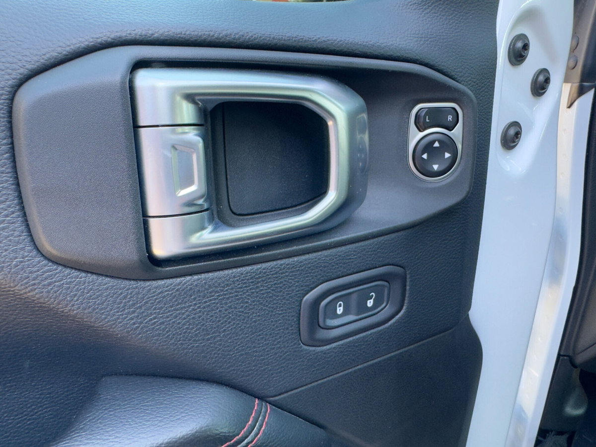 Jeep Wrangler Unlimited 2.0 Turbo Sahara (17)