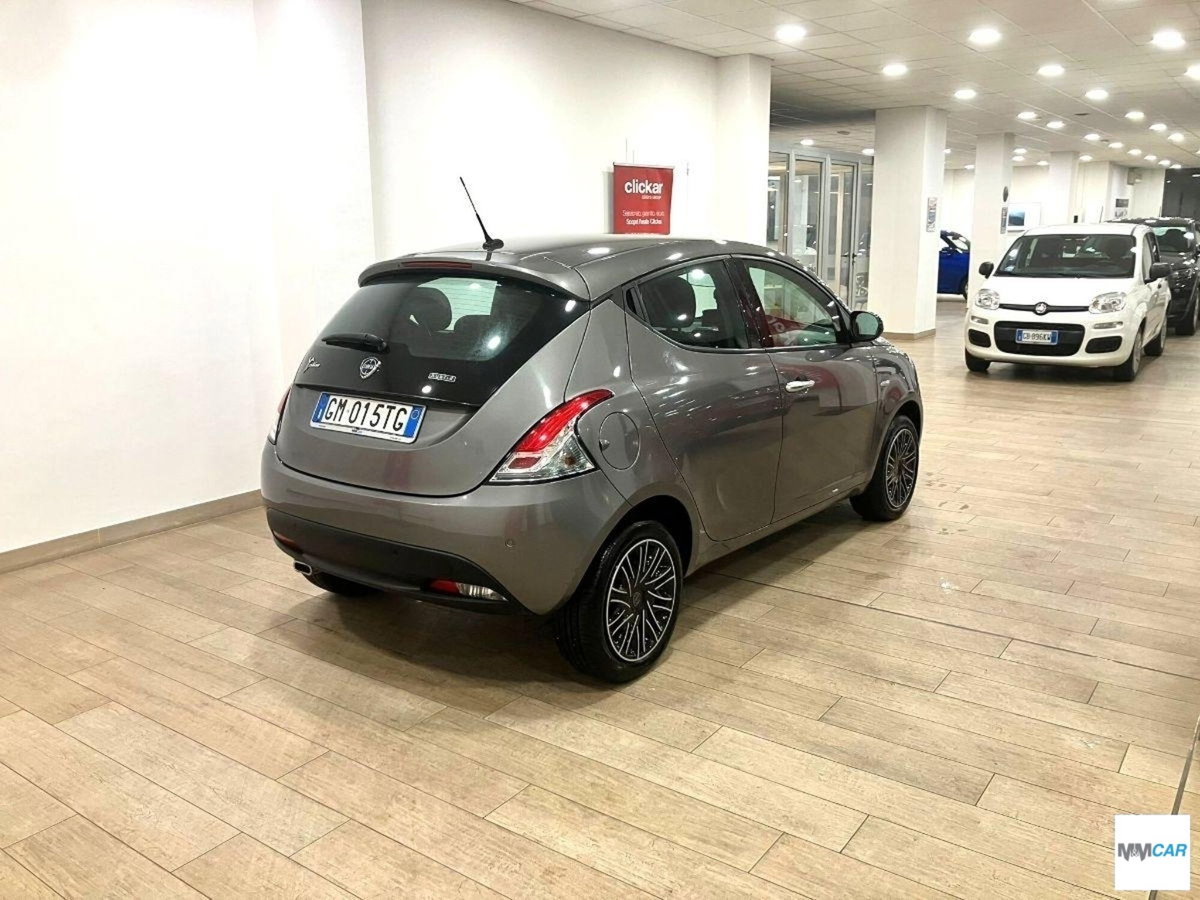 Lancia Ypsilon 1.0 FireFly 5 porte S&S Hybrid Gold Plus (3)