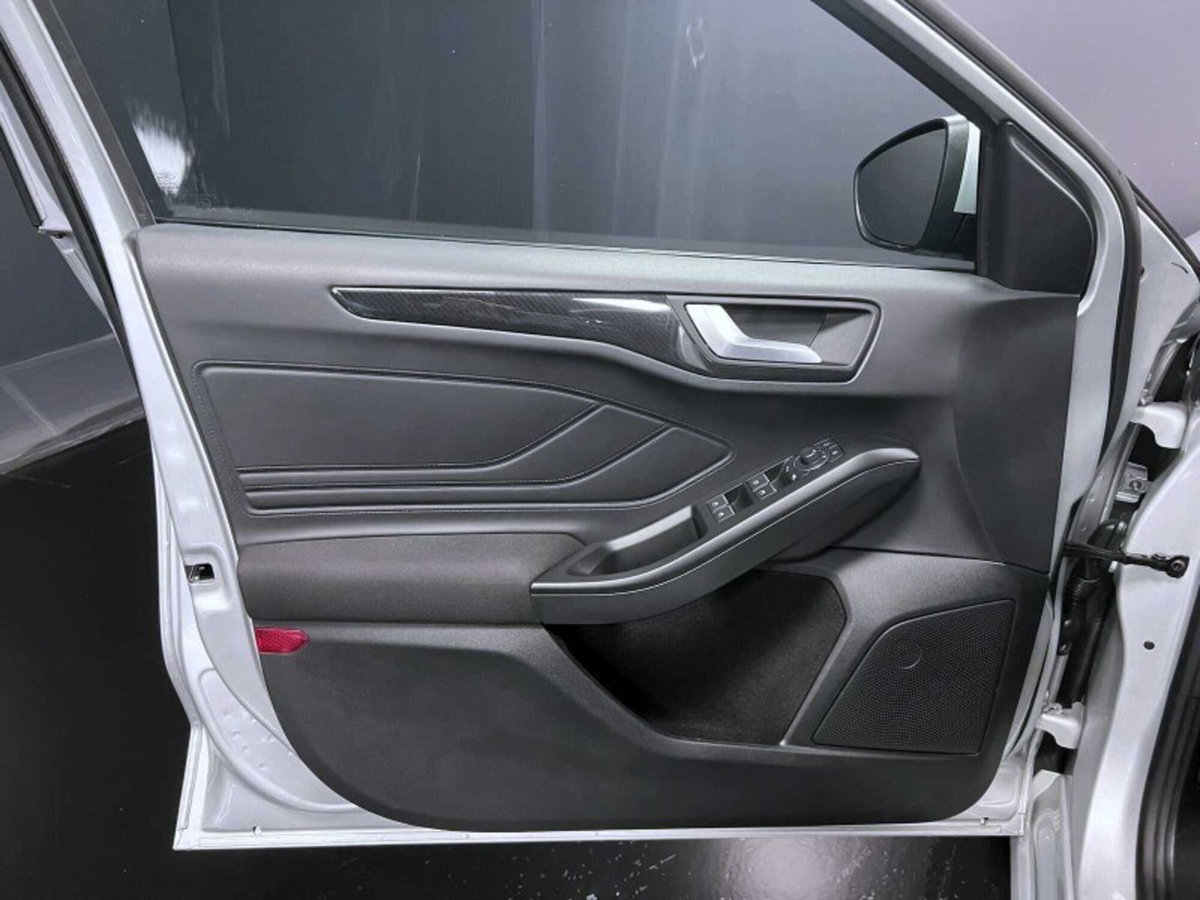 Ford Focus Station Wagon 1.5 EcoBlue 115 CV automatico SW ST-Line Design (13)
