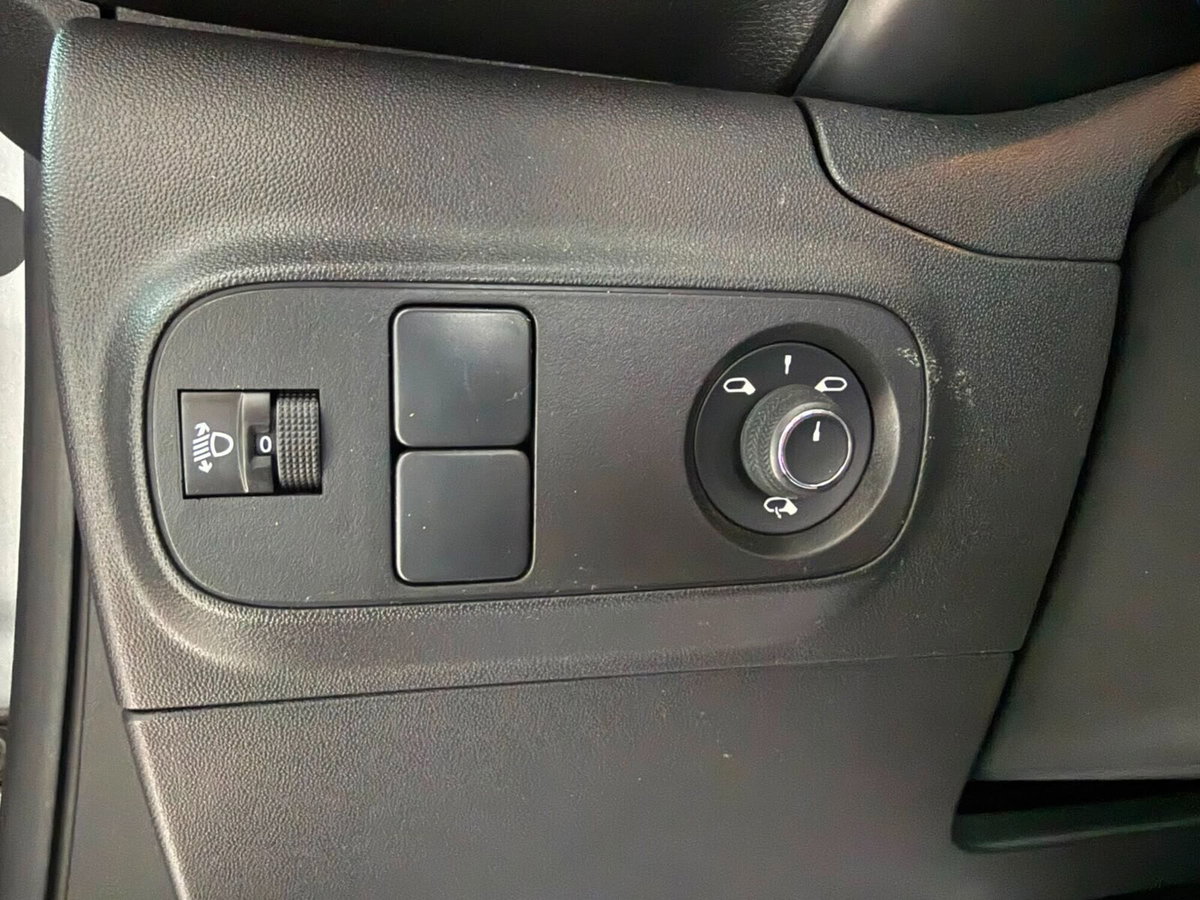 Citroen C3 BlueHDi 100 S&S Shine Pack (13)