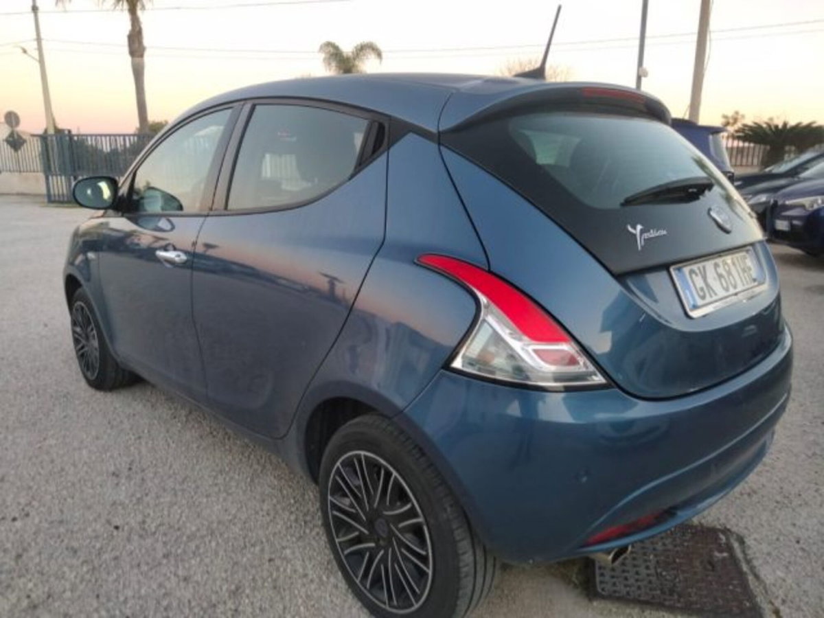 Lancia Ypsilon 1.0 FireFly 5 porte S&S Hybrid Ecochic Gold (3)