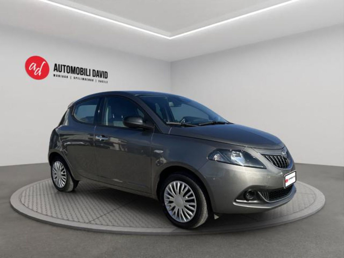 Lancia Ypsilon 1.0 FireFly 5 porte S&S Hybrid Ecochic Silver (2)