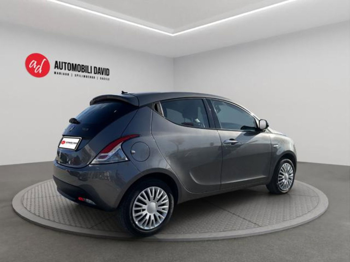 Lancia Ypsilon 1.0 FireFly 5 porte S&S Hybrid Ecochic Silver (4)