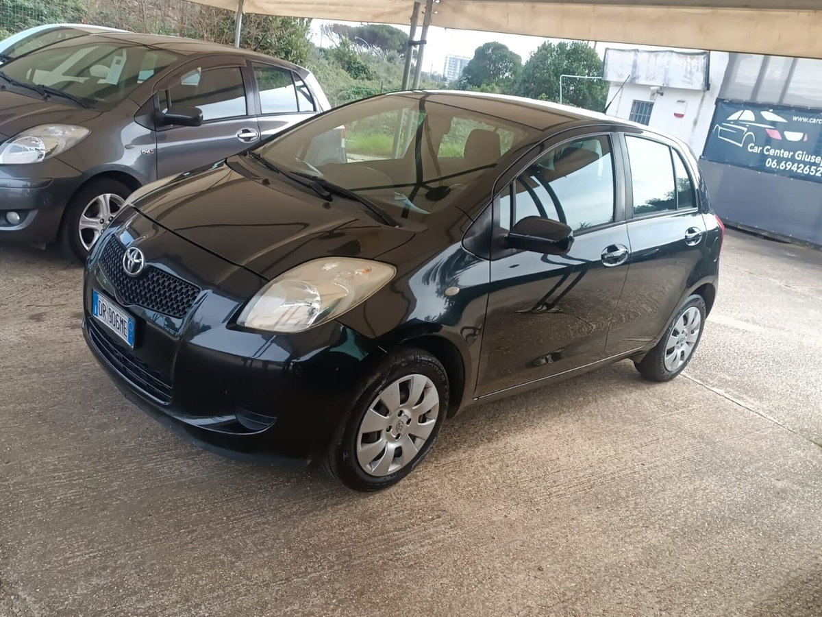 Toyota Yaris 1.0 5 porte Sol (2)
